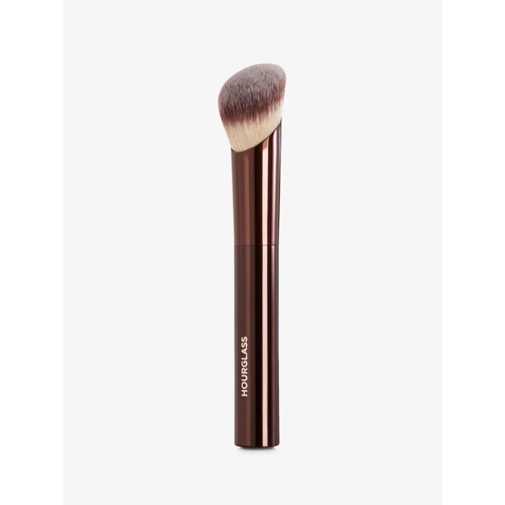 HOURGLASS
Ambient Soft Glow Foundation Brush